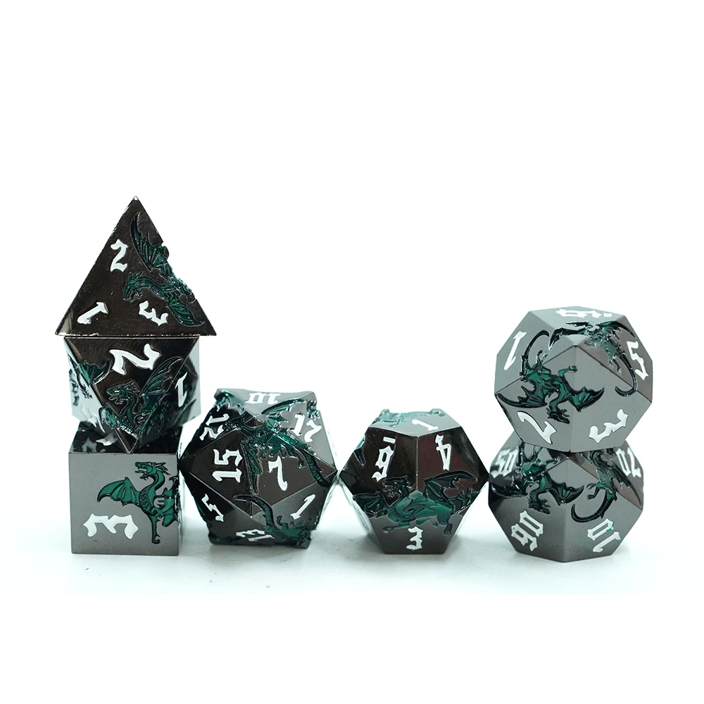 Conxunto de dados Dnd negros brillantes con dragón verde dados de metal con números brancos Dungeons and Dragon Dice para xogos de mesa