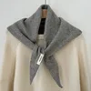 Chal triangular pequeño de pura lana gris claro