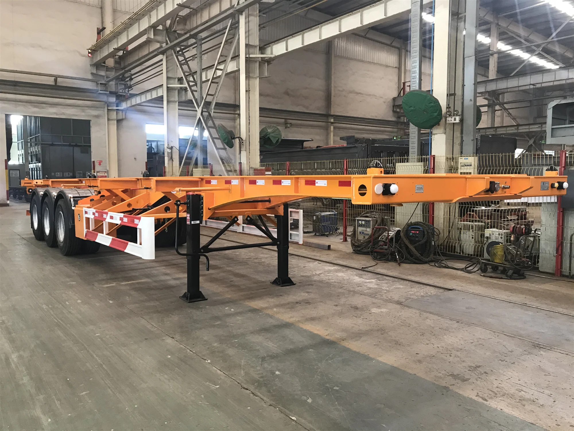 Low Bed Loader Exceptional Service Container Carrier Chassis Trailer Skeleton Semi Trailer