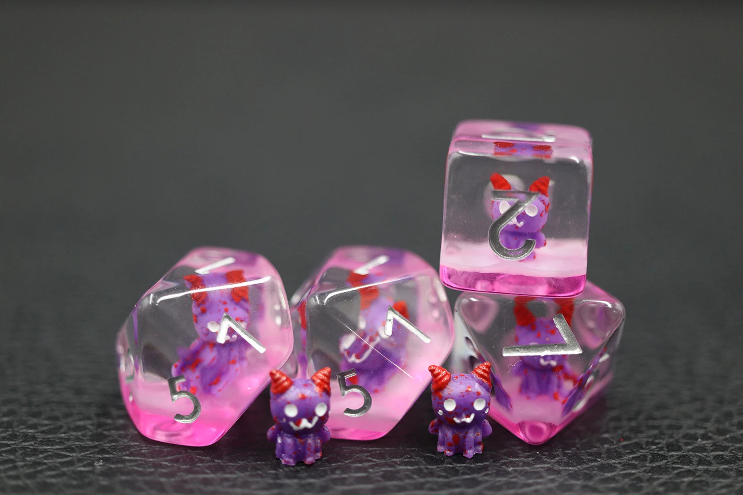 High Quality 7Pcs Resin Dice Set Transparent DND Board Game Inclusion Demon Soft Edge Featuring 7Pcs Resin Dice factory