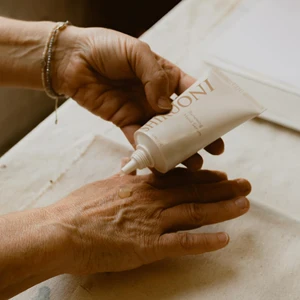 Private Label Natural Vegan Whitening Wrinkles Moisturizing Nourishing Vitamin C Hand and Cuticle Serum Cream