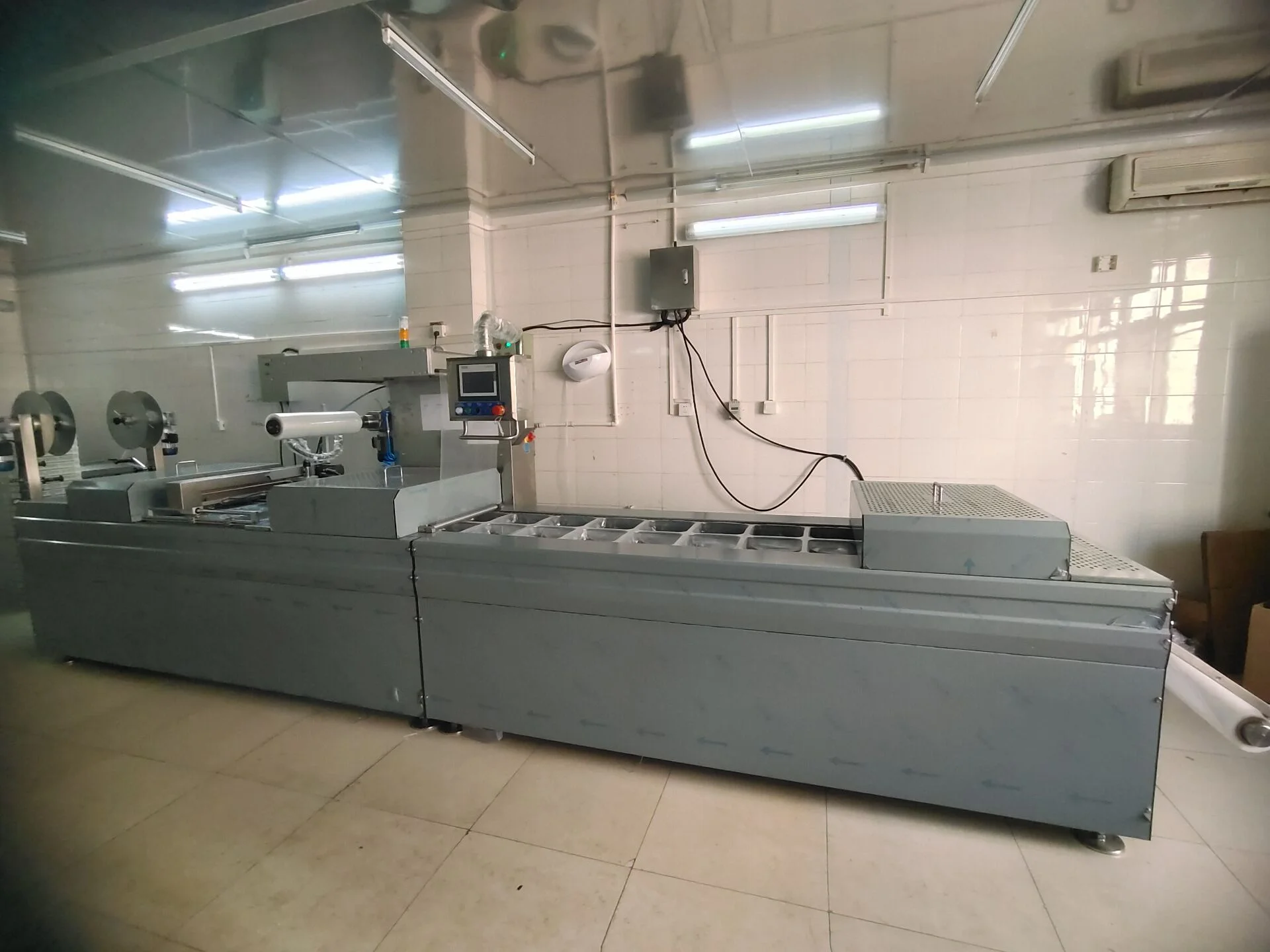 Leadworld Automatic Prefabricated Bag Forming Packaging Machine Beans Rice Coffee Tea Thermoforming Vacuum Packing Machine