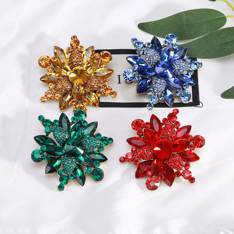 Spilla A Fiocco Di Neve Placcata Oro Con Strass Rosa E Bianchi - 4,2 Cm, In Rame, In Confezione Regalo, Idea Regalo Invernale