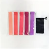 Un conjunto de cinco colores rosados ​​degradados en una bolsa de tela.