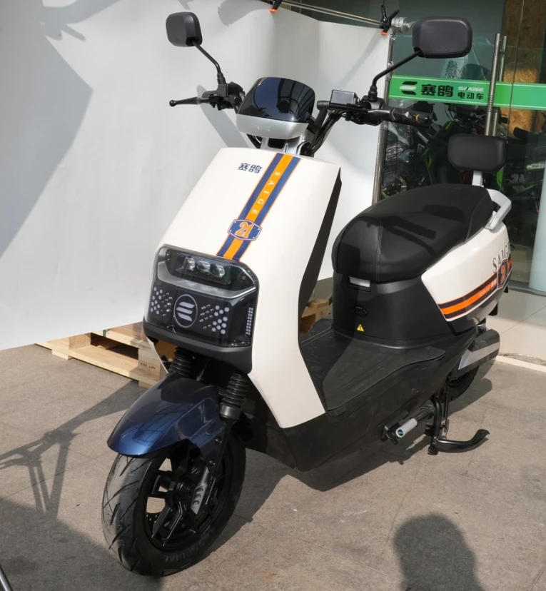 Saige E-Bike with NFC Keyless Remote Control 3-Speed Scooter