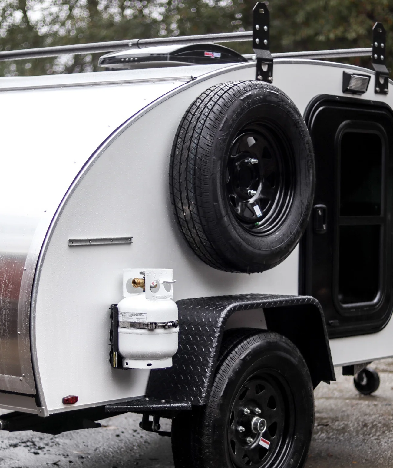 حسّن دعم الحمولة واحمِ حمولتك باستخدام أحد أغطية الصندوق المتميزة لدينا