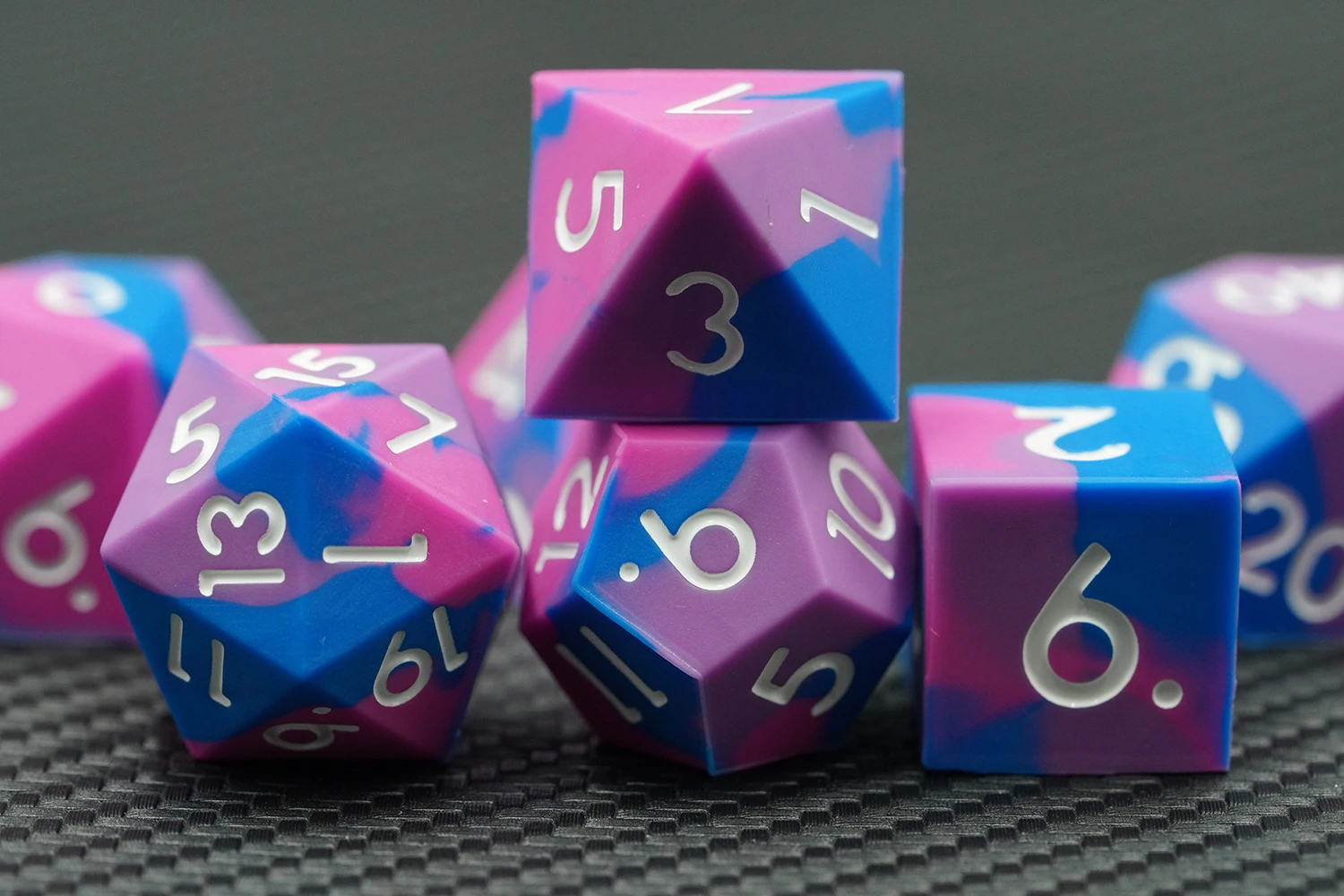 7 Piece Silicone DND Dice Set DND Tabletop RPG Games Sharp Edge Squishy Rubber 3 Color Mix 16mm Size supplier