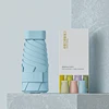 Azul con caja de papel.