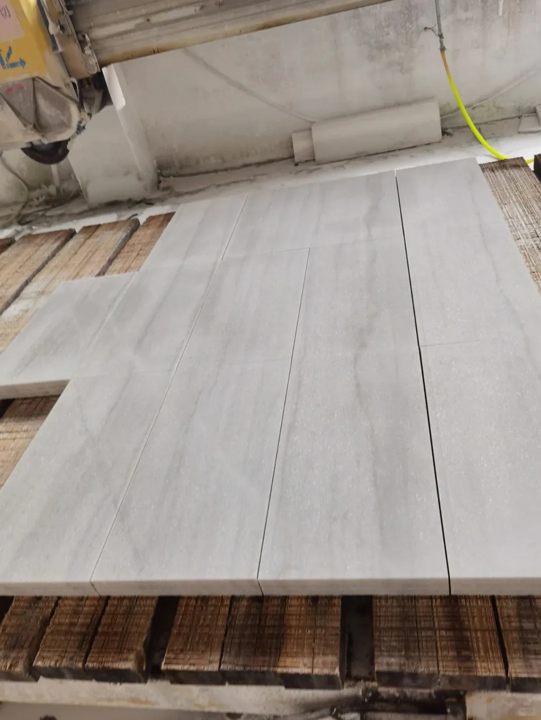 product wholesale guangxi white marble big slab factory direct natural modern waterproof floor tiles for bathroom living room rooms-6