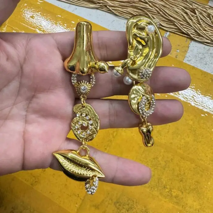 Boucles d'oreilles vintage à strass roses - Éclat rétro chic