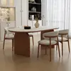 Un tavolo con quattro sedie