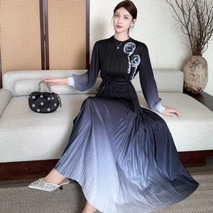 An Elegant Lady's Two-piece Gradient-colored Exquisite Flower-decorated Miyake Pleated Suit