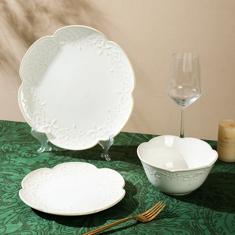European Embossed Lace Design White Ceramic Dinner Plates Set Retro White Plate Set for Wedding Event supplier