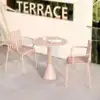 Un tavolo due sedie con piccoli braccioli