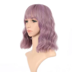 Производители поставляют короткий мягкий волнистый парик с воздушной челкой для дам