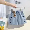 Pantaloncini ricamati con motivo "Love"
