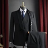 Noir un costume trois pièces