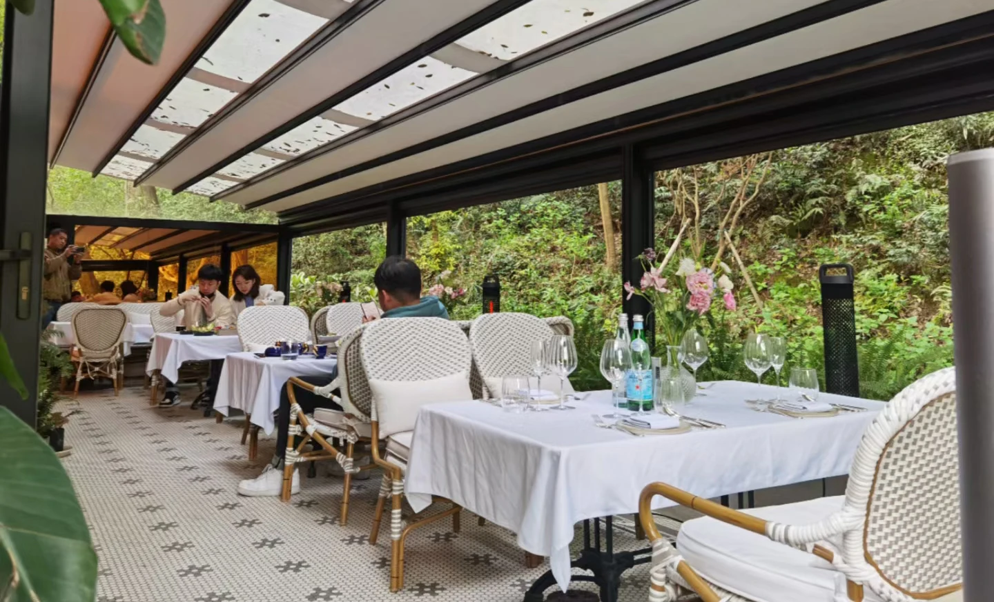 Retractable PVC Roof Pergola Customized Restaurant Villa Garden Outdoor Automatic Pergola