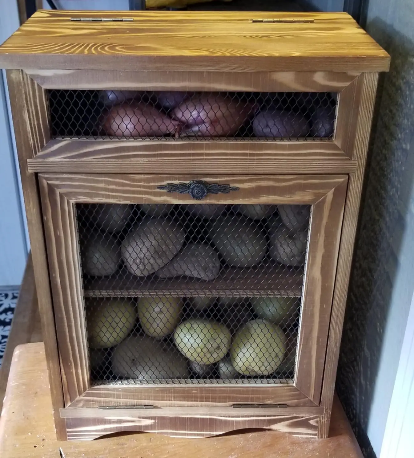 Quadratischer Holzschrank Zur Aufbewahrung Von Kartoffeln Und Zwiebeln Mit Brotkasten Für Taschen