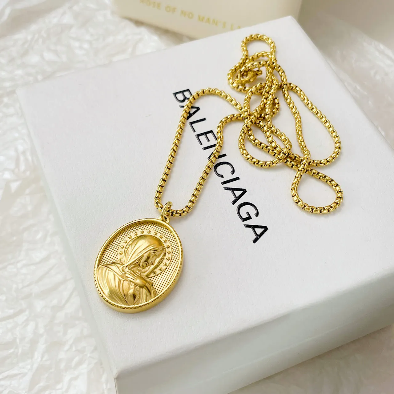 Collier long VIERGE en acier inoxydable - La Boutique de Cha