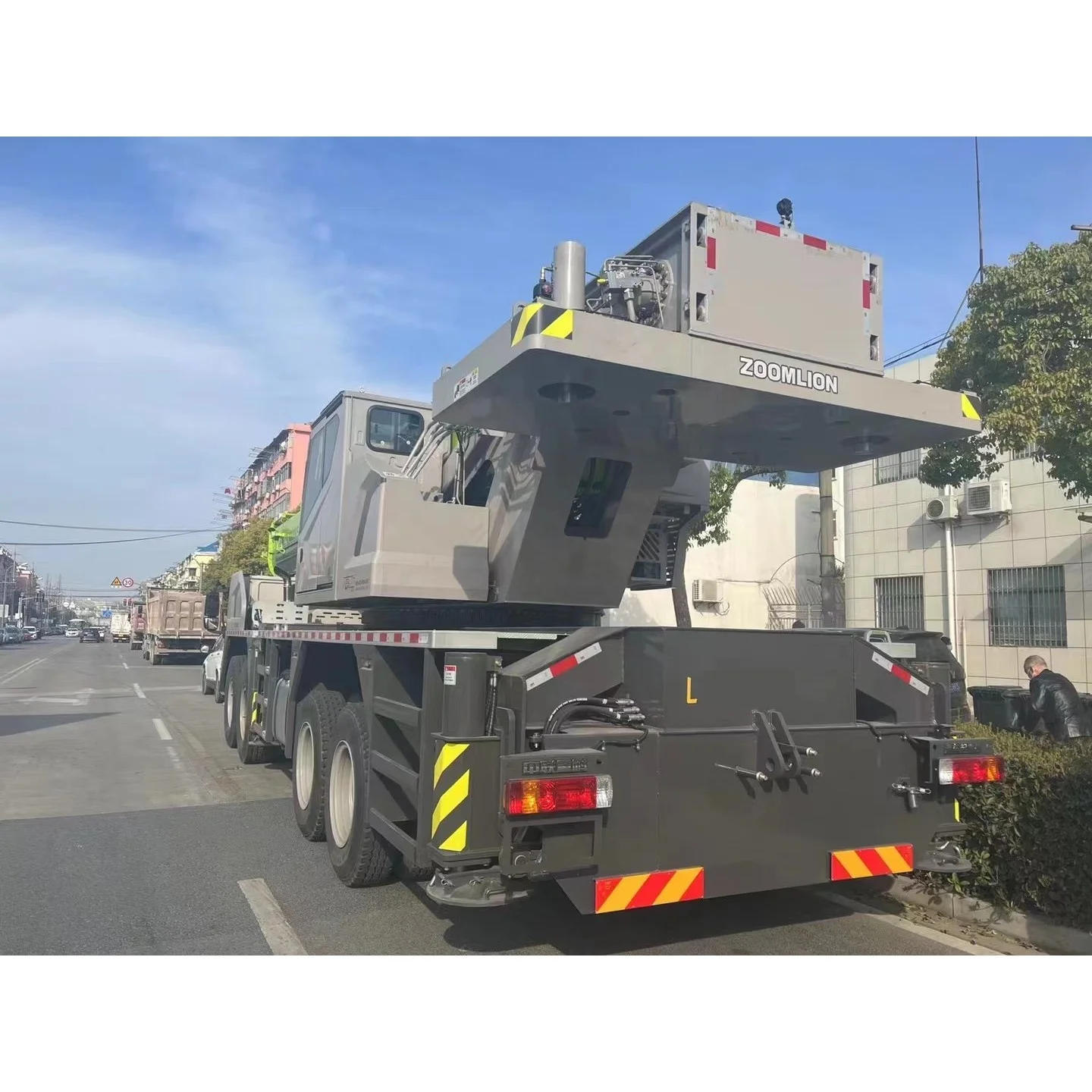 Green Crane Truck - 100 Ton Hydraulic ZOOMLION Crane