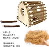 Maison en bois + 2 perchoirs de 15 cm + 2 paquets de fibre de coco