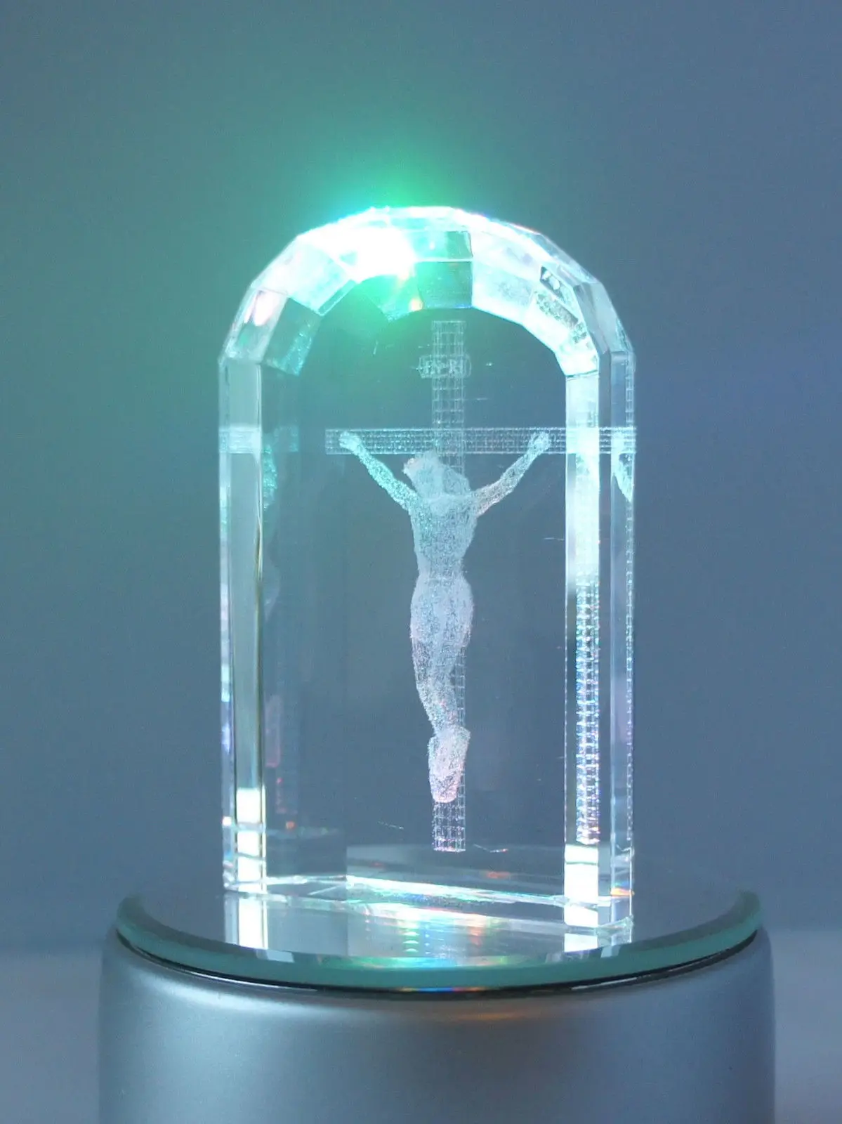 Ricordo di cristallo inciso in 3D con croce di Cristo INRI