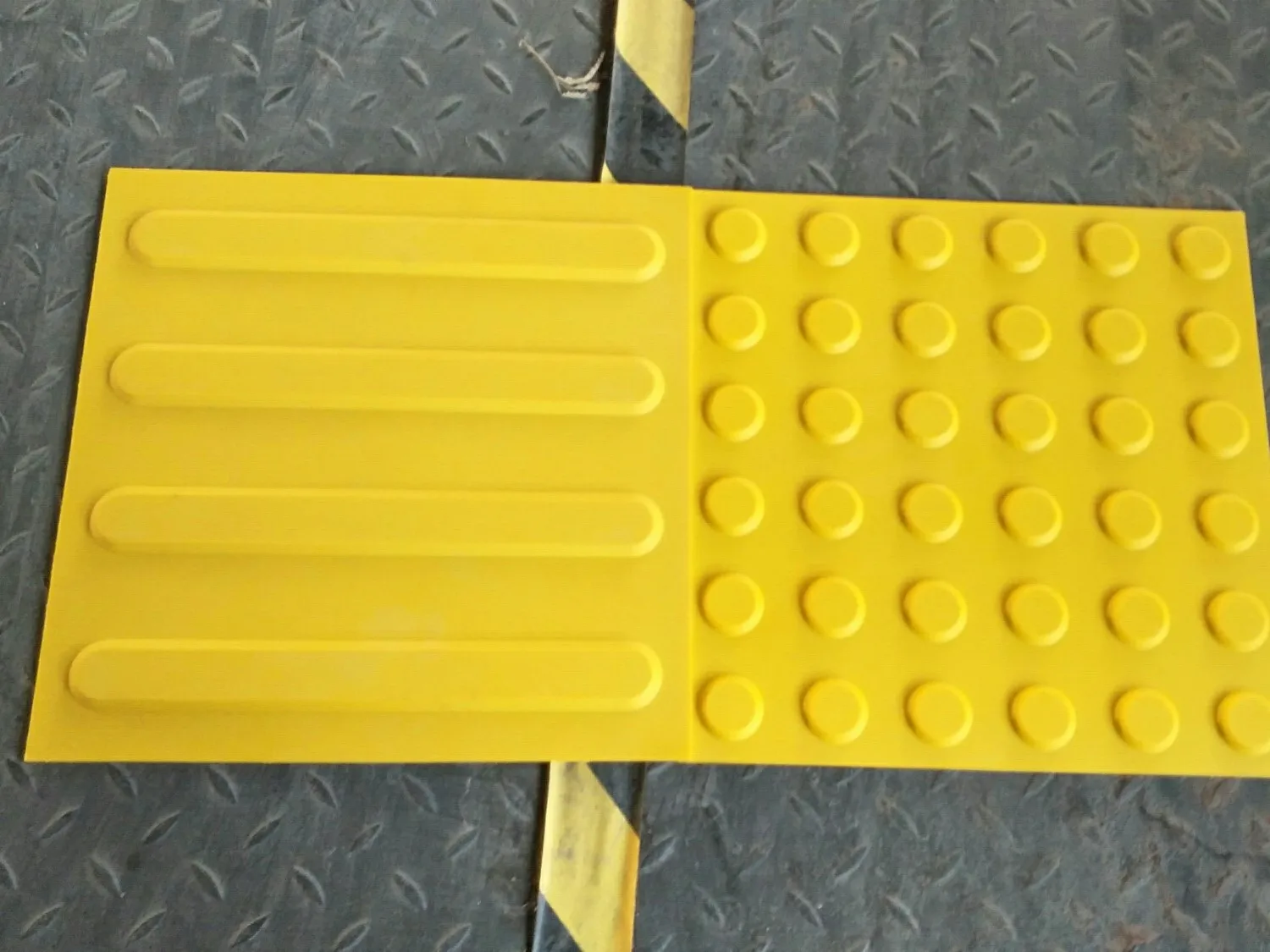Blind Tiles Podotactil PVC Tactile Flooring Plastic Floor Pu Tactile Path Way