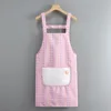 Delantal pequeño rosa con forma de rábano y bolsillo para limpiarse las manos.