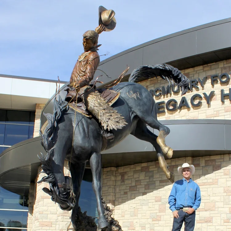 有名な工場で作られた等身大の騎士のブロンズ像の馬の背中の彫刻