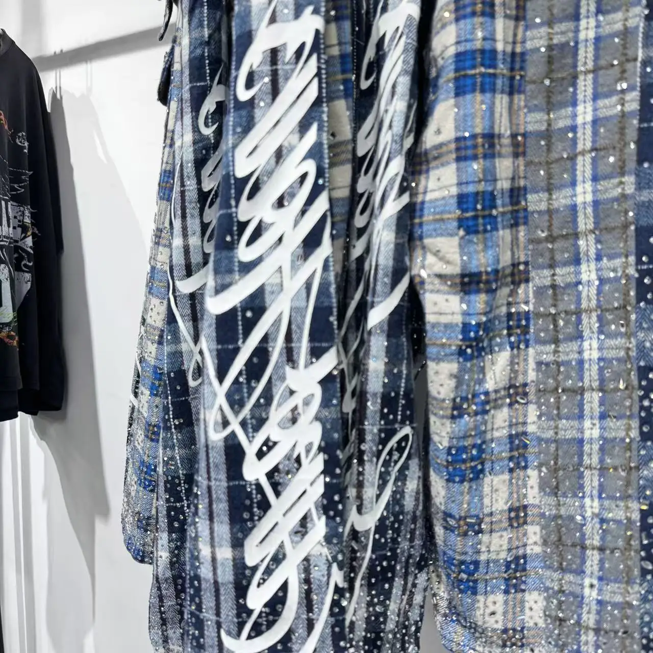 Custom Made Flannel Long-sleeve with Spliced Design Screen Printing Shiny Rhinestones Customized Metal logo Mens Flannel Shirt gallery 3