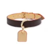 Collare in pelle marrone scuro con etichetta