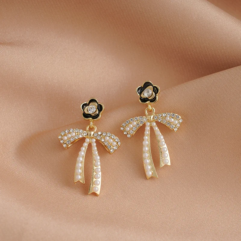 Earrings - Metal, glass pearls & strass, gold, beige & crystal — Fashion