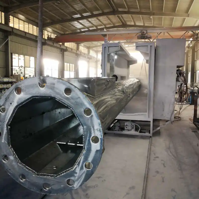 Восьмиугольный и многоступенчатый фонарный столб высотой 15–25 метров