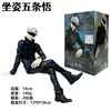 Ensemble figurine Gojo Satoru en position assise, présentée en boîte couleur.