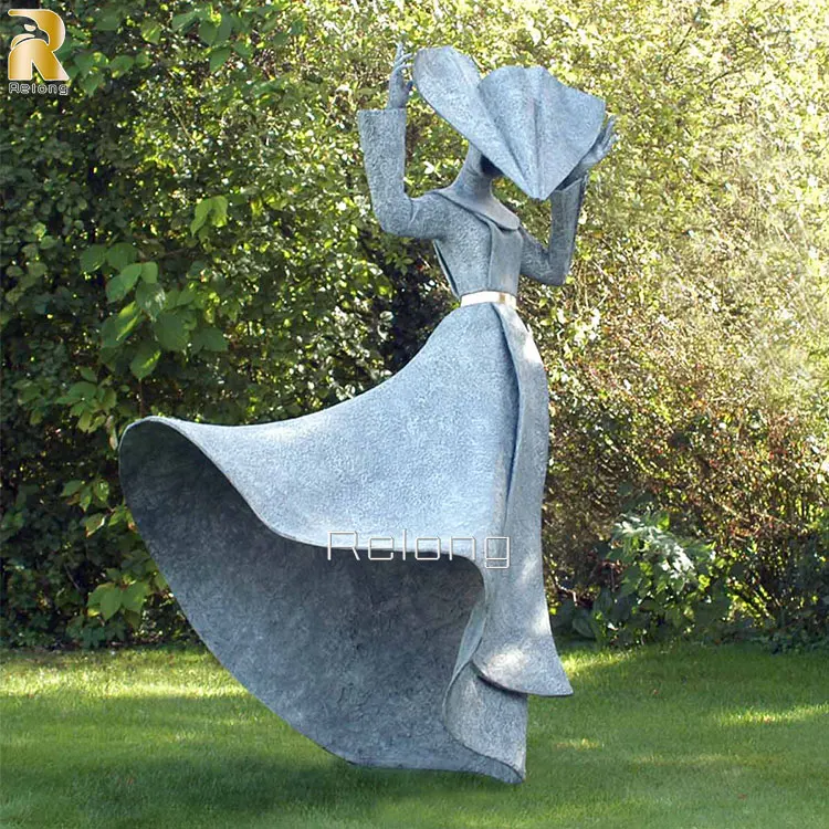 ドレス彫刻ブロンズレディ像の有名な等身大の金属工芸品の女の子