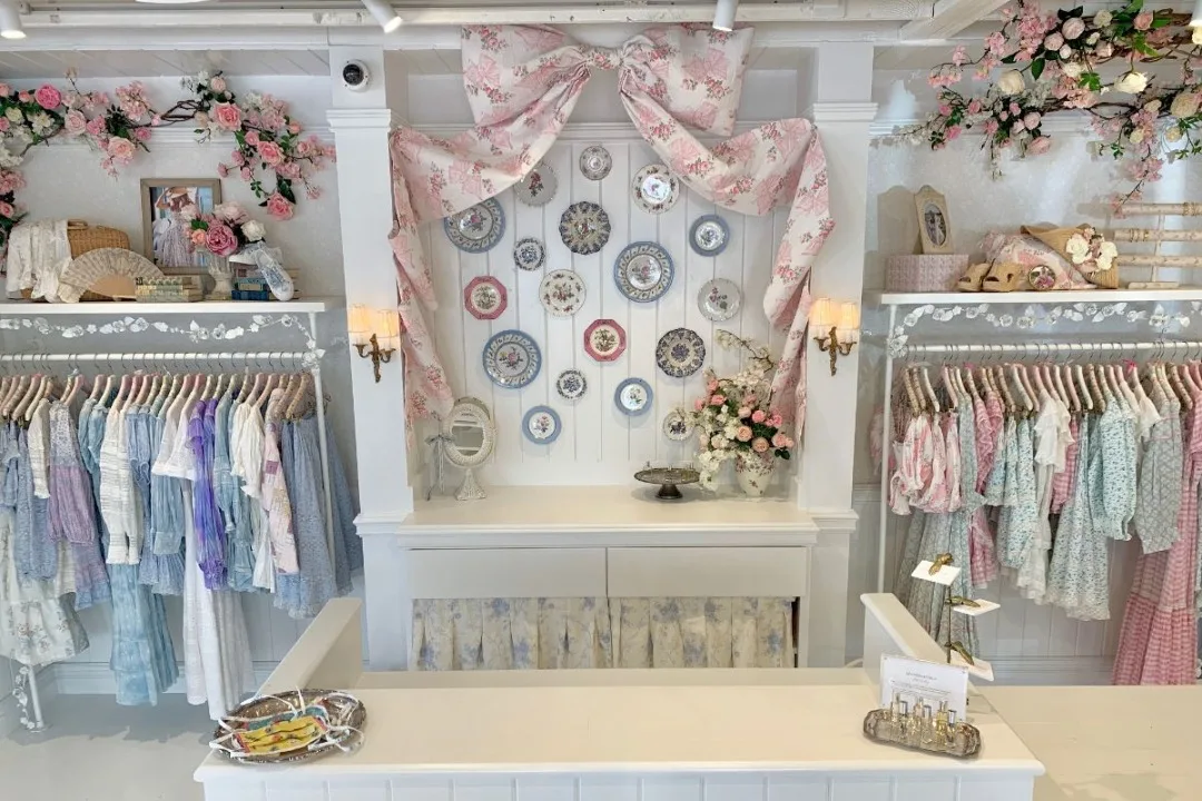 Modern Baby Shop Design - Kids Clothing Store Interior