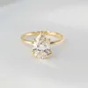 Anillo de pera de 14 quilates y 2 quilates