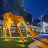 Escultura geométrica de jirafa