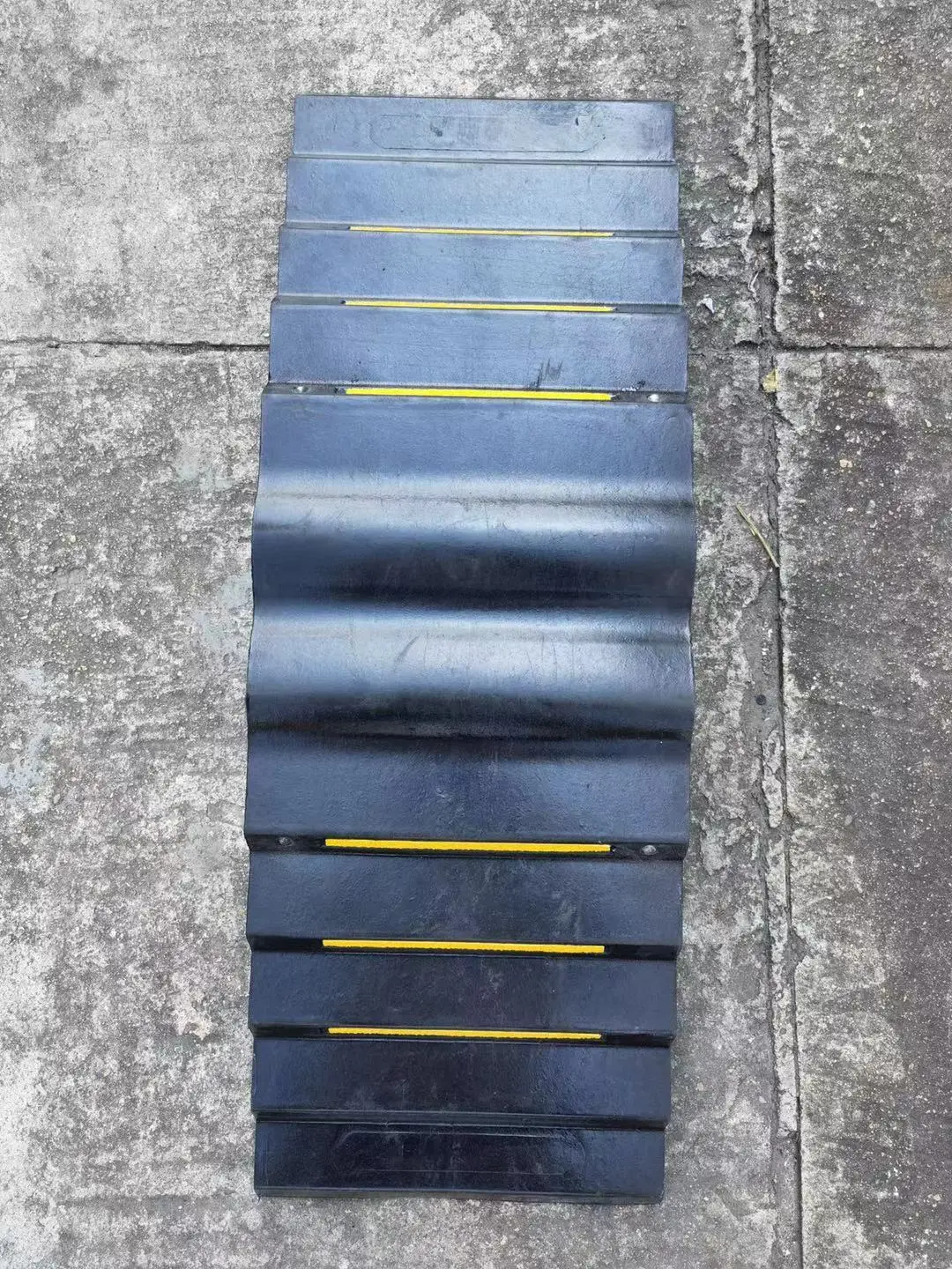 Fie Protection Pipe Two Channel Cat Eye Reflectors CE Hose and Cable Bridge Ramp 2-Channel Protector