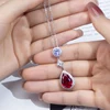 สีเงินและสีแดง