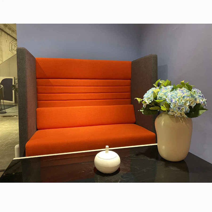 
 Диван-будка для интервью клиента  