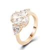 Anillo de oro de 14k con moissanita y diamantes.