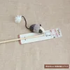Juguete para gatos con forma de ratón gris y negro.
