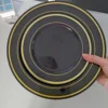 Noir avec bordure dorée