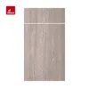 Grano de madera marrón claro.