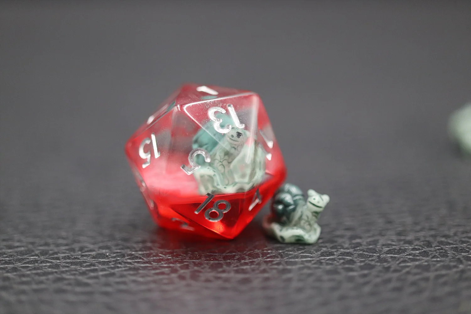 Hot Selling Transparent DND Board Game Dice Fancy Design Snail Embedded Soft Edge Resin Dice manufacture