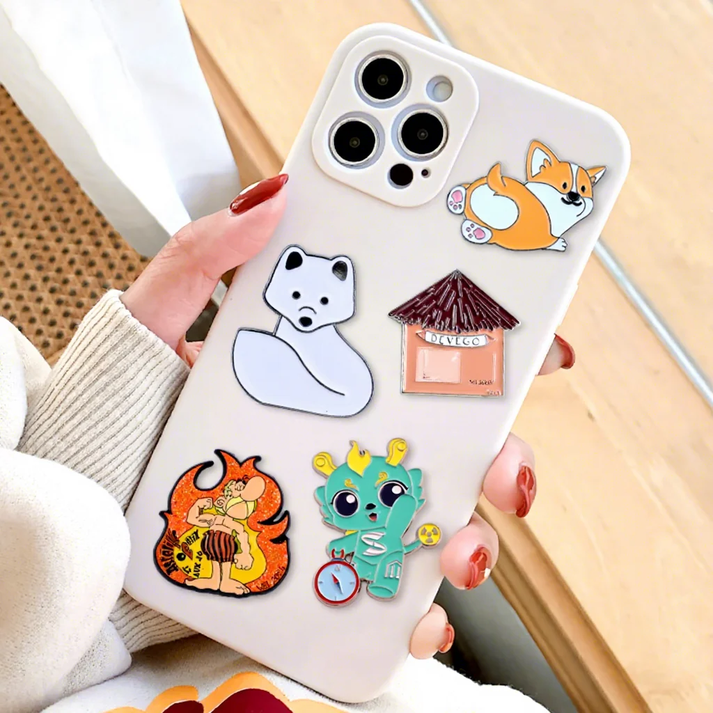 Preço de Fábrica Baixa Quantidade Mínima de Encomenda Adesivo Personalizado para Telefone Ímã Distintivo Esmaaltado Liga Metálica Decoração para Capa de Telefone Adesivo com Pino