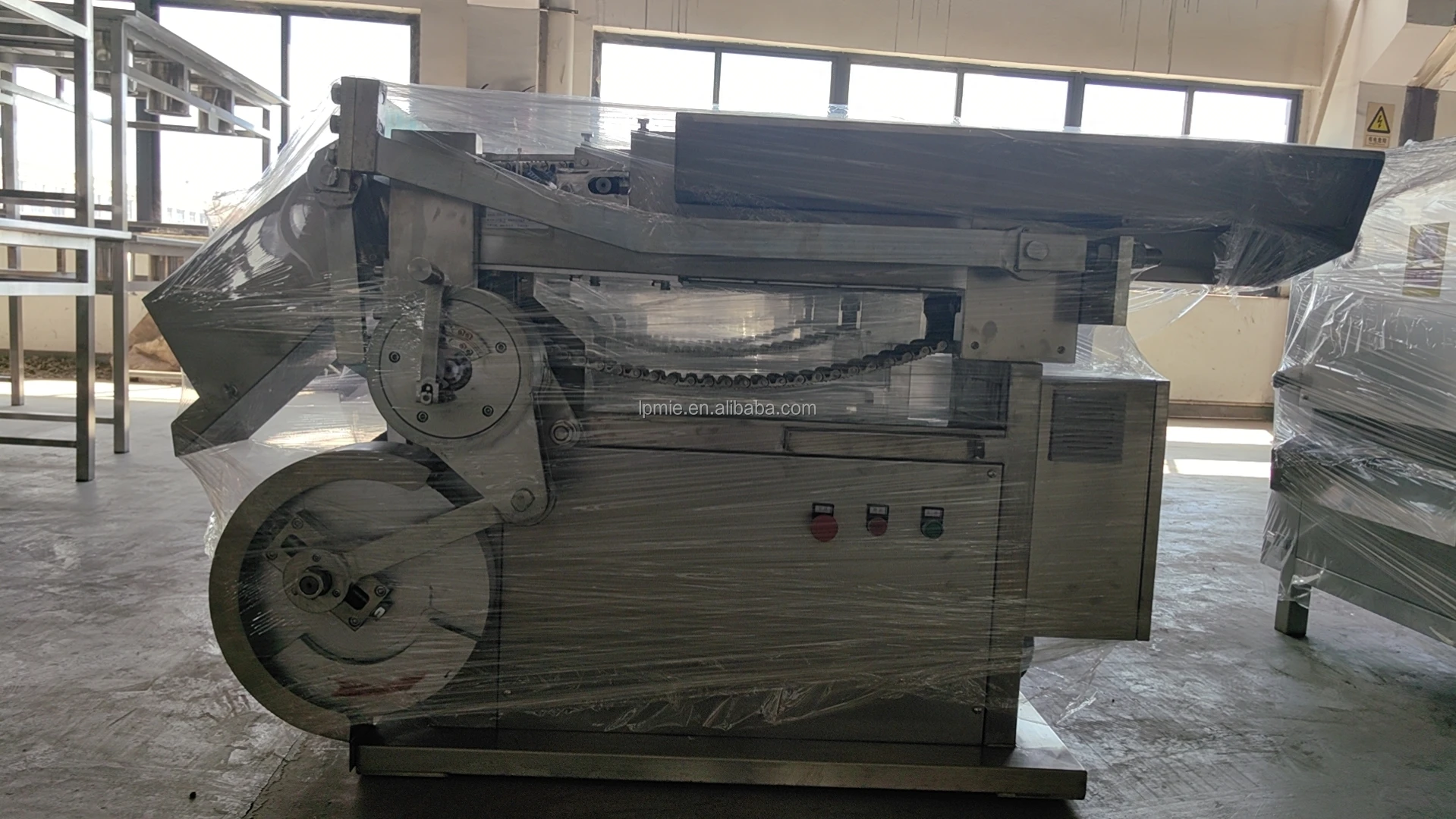 Linear Large Reciprocating Traditional Chinese Herbs Slicer Dandelion Root Cutting Section Decoction Piece Cutting Machine
