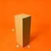 Caja de cartón corrugado amarilla.